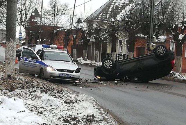 В Павловском Посаде пьяный водитель врезался в машину ДПС
