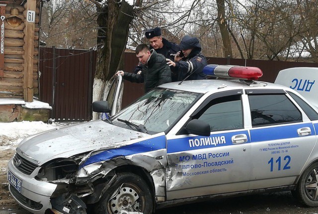 В Павловском Посаде пьяный водитель врезался в машину ДПС