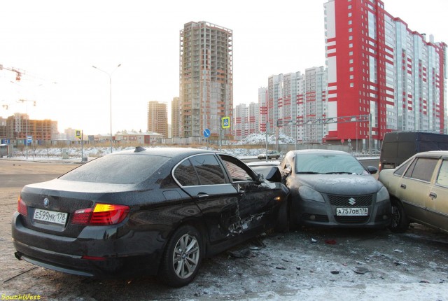 В Петербурге лихач на BMW разбил 8 автомобилей на парковке