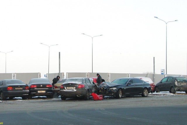 В Петербурге лихач на BMW разбил 8 автомобилей на парковке