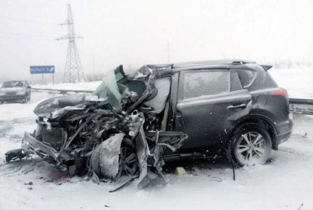 Водитель «Тойоты» погиб в массовом ДТП в Саратовской области