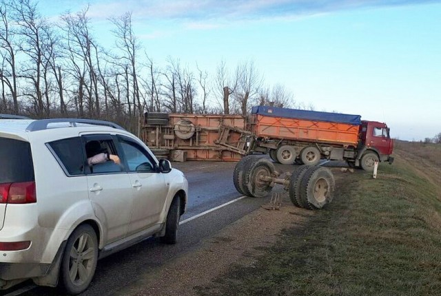 Водитель «Лады» погиб в ДТП с КАМАЗом под Тимашевском