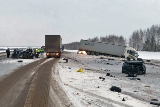 Четыре человека погибли в жутком ДТП на трассе М-7 в Татарстане