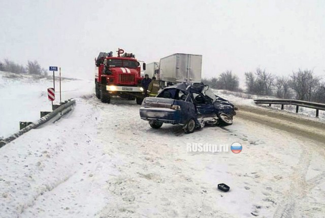 Водитель и пассажир «Лады» погибли в ДТП с фурой в Дубовском районе