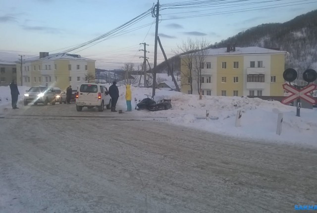 Водитель снегохода погиб, врезавшись в поезд на Сахалине