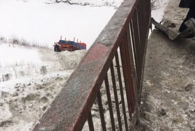 Под Нефтеюганском фура разорвала на части ВАЗ и упала с моста