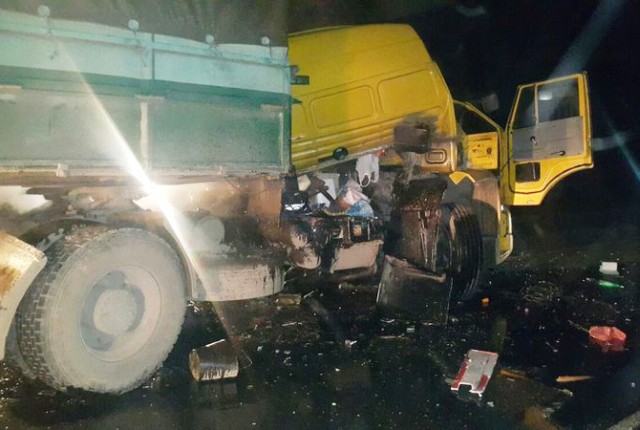 Два человека погибли в лобовом столкновении грузовиков на трассе Керчь-Феодосия