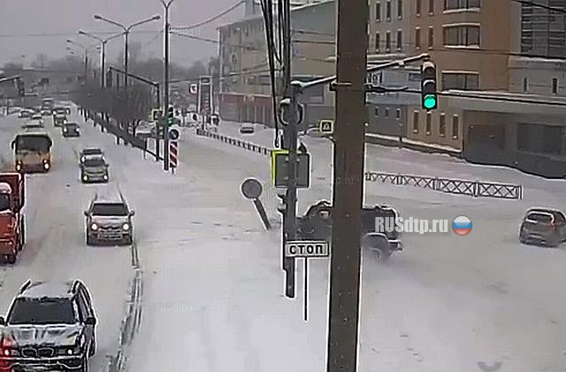 Хаммер сбил дорожный знак в Ярославле