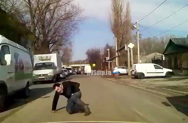 В Ростове-на-Дону водитель повстречал на дороге неадекватного пешехода