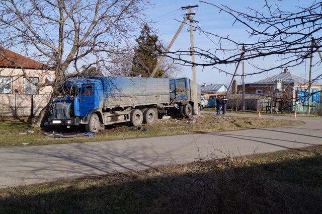 На Кубани начинающий водитель грузовика погиб в ДТП