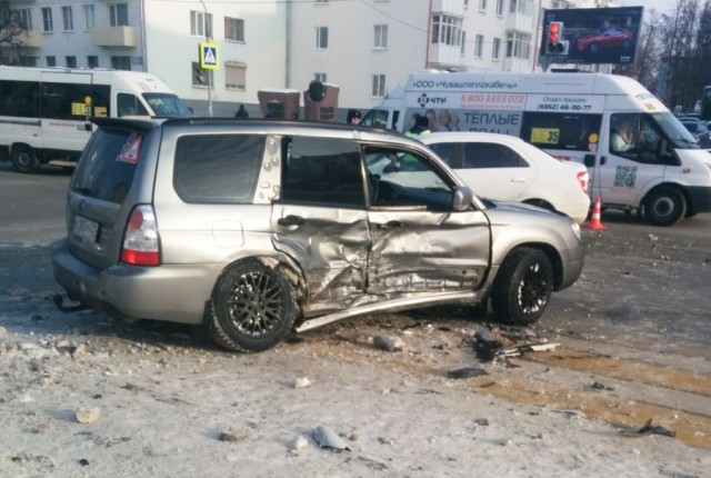 В Чебоксарах в ДТП с участием двух авто пострадал ребенок