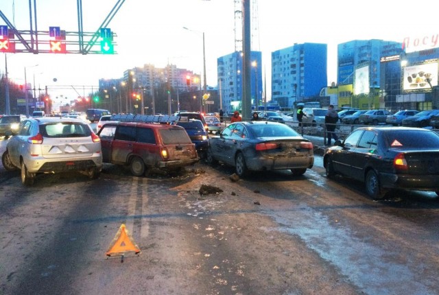 Женщина разбила 10 машин на Московском шоссе в Самаре