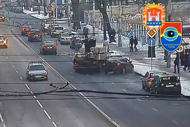 Манипулятор зацепил четыре машины в Калининграде. Видео