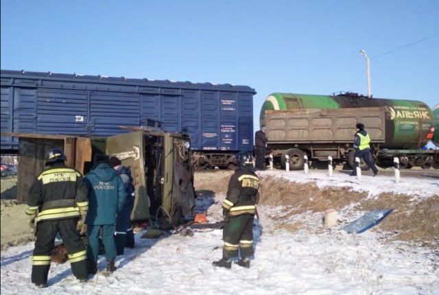 В Благовещенске водитель КАМАЗа погиб от столкновения с поездом