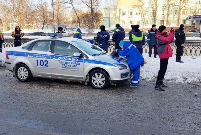 Автомобиль упал в Яузу на Андроньевской набережной в Москве