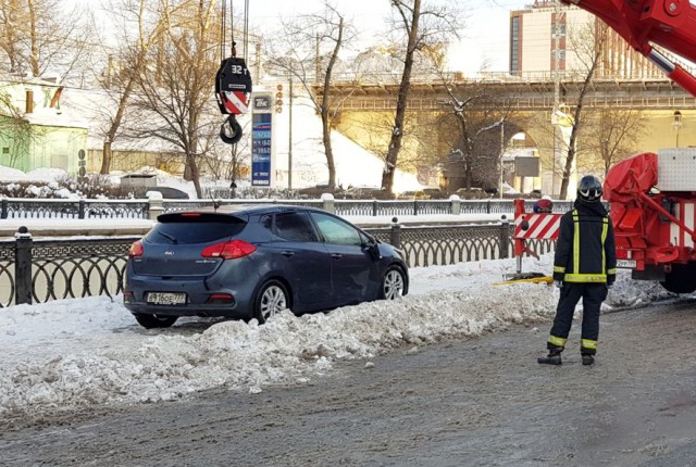 Автомобиль упал в Яузу на Андроньевской набережной в Москве