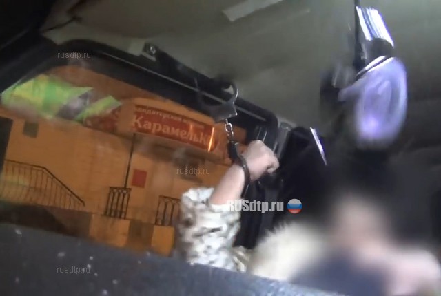 В Губкине нетрезвая женщина совершила ДТП и разбила стекло в патрульной машине