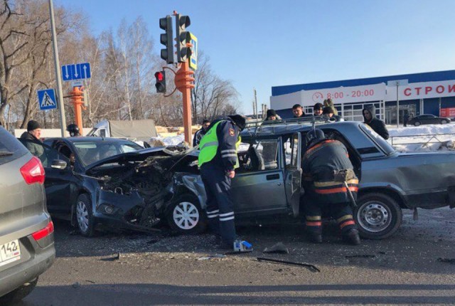 В Кемерове в лобовом столкновении автомобилей погиб человек