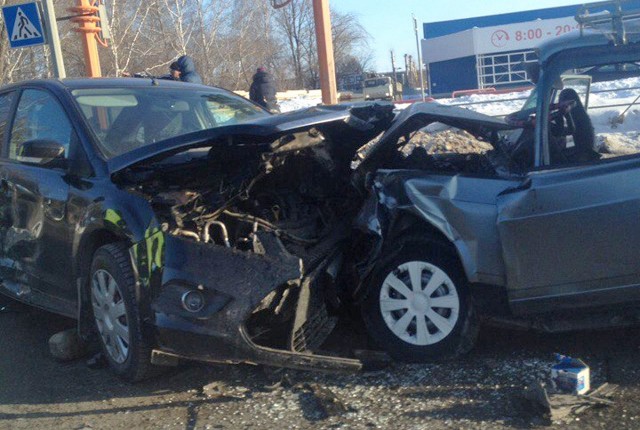 В Кемерове в лобовом столкновении автомобилей погиб человек