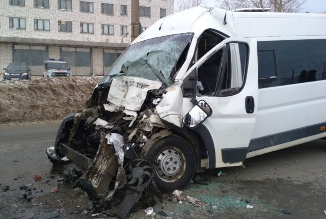 5 человек пострадали в ДТП с участием маршрутки и грузовика в Чебоксарах