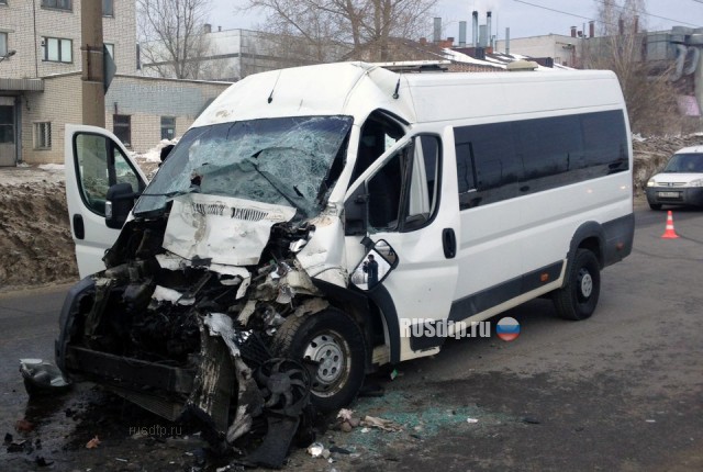5 человек пострадали в ДТП с участием маршрутки и грузовика в Чебоксарах