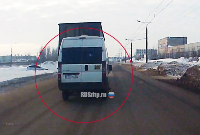 Момент столкновения маршрутки с грузовиком в Чебоксарах запечатлел видеорегистратор