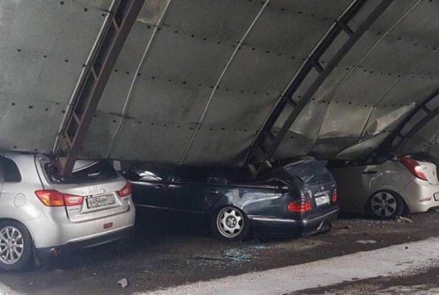 В Балашихе обрушившаяся крыша автостоянки повредила 20 автомобилей