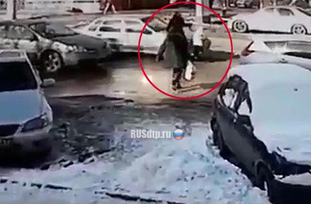 В Бишкеке неизвестный водитель сбил маму с ребенком