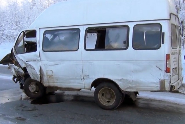 15 человек пострадали в ДТП с участием автобуса и легковушки под Апатитами