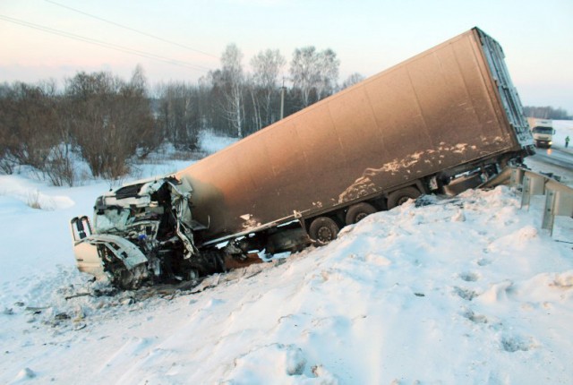 Шесть человек погибли в ДТП с участием автобуса и грузовика в Кемеровской области