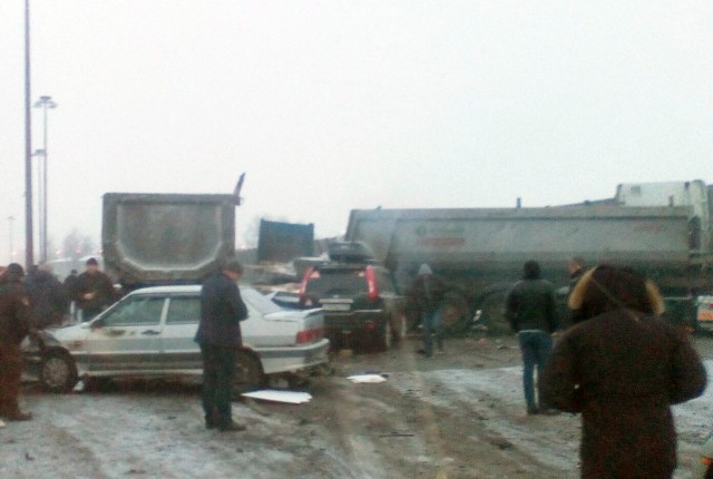 14 автомобилей столкнулись на КАД в Санкт-Петербурге