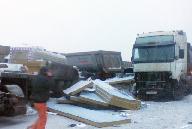 14 автомобилей столкнулись на КАД в Санкт-Петербурге