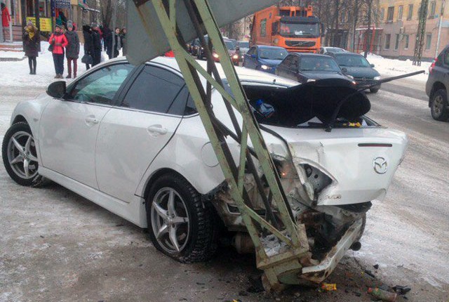 «Мазда» снесла дорожный знак в результате ДТП в Петрозаводске