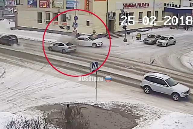 «Мазда» снесла дорожный знак в результате ДТП в Петрозаводске