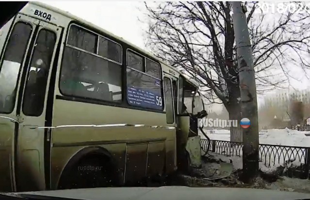 Три пассажира автобуса получили травмы в аварии в Оренбурге