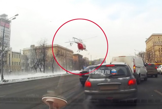 Ребенка на вертолете доставили в больницу после ДТП на Ленинградском проспекте