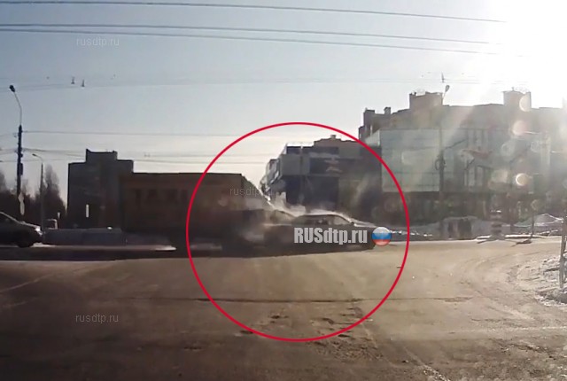Момент столкновения трех автомобилей в Ярославле зафиксировал видеорегистратор