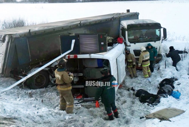 9 человек погибли в ДТП с участием автобуса и грузовика в Башкирии