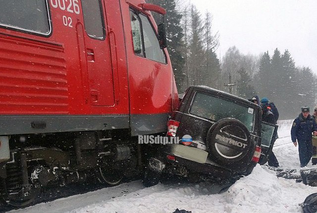 Четыре человека погибли в ДТП с поездом и автомобилем в Брянской области