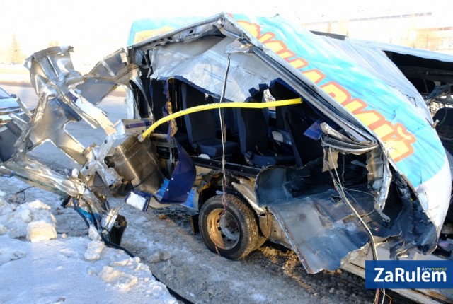 В Чебоксарах маршрутку разорвало на части от столкновения с грузовиком