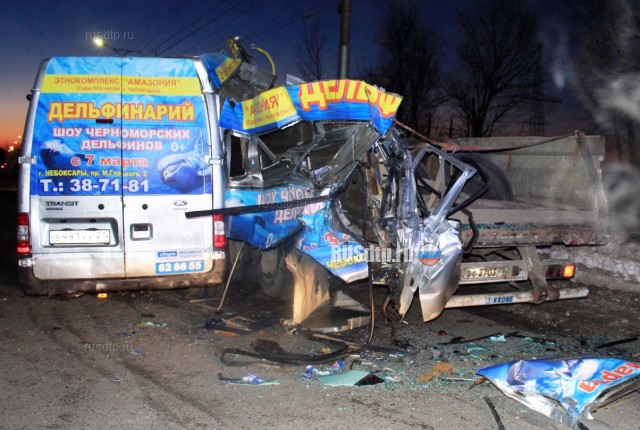В Чебоксарах маршрутку разорвало на части от столкновения с грузовиком