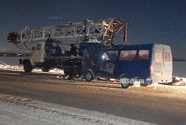 Вахтовый автобус столкнулся с грузовиком в Башкирии. Один человек погиб