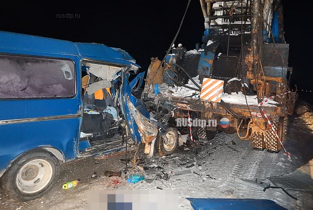 Вахтовый автобус столкнулся с грузовиком в Башкирии. Один человек погиб