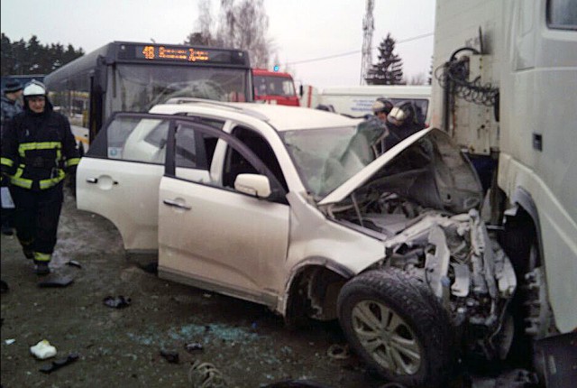 Женщина погибла в ДТП с участием фуры, автобуса и автомобиля в Подмосковье