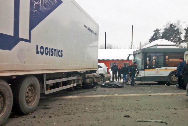 Женщина погибла в ДТП с участием фуры, автобуса и автомобиля в Подмосковье