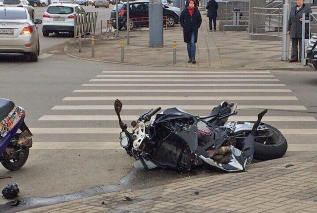 В Краснодаре мотоциклист погиб при столкновении с «Мерседесом»