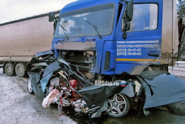 Водитель и пассажир «Мерседеса» погибли в ДТП с фурой на трассе Сыктывкар &#8212; Ухта