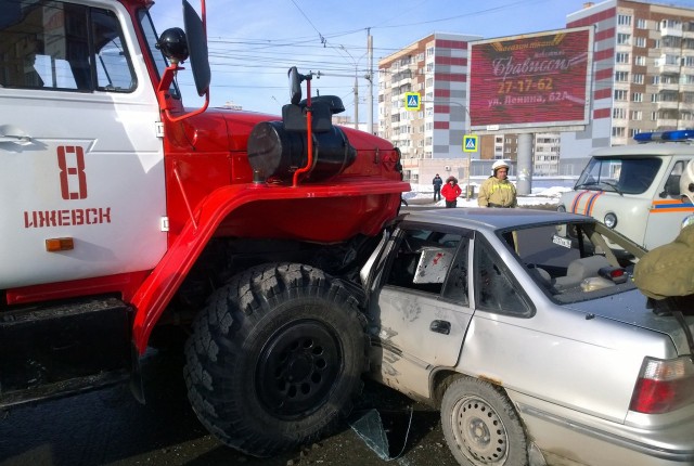 В Ижевске молодой водитель пострадал в столкновении с пожарной машиной
