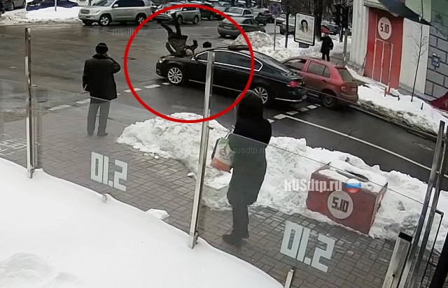 В Киеве автомобиль из кортежа Порошенко сбил пенсионера. Видео