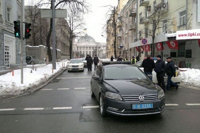 В Киеве автомобиль из кортежа Порошенко сбил пенсионера. Видео